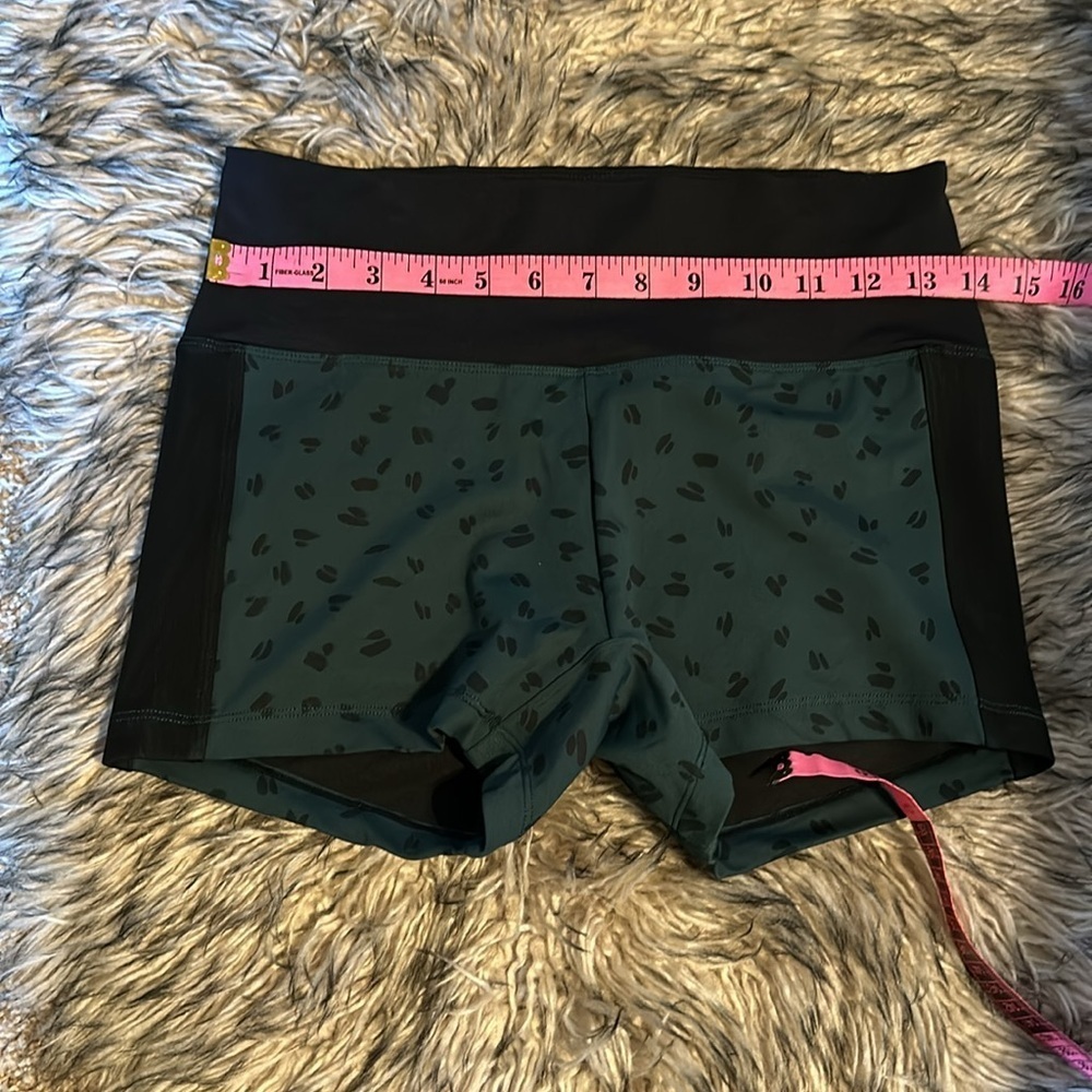 VULL Sport HIGH WAISTED SCRUNCHED
SHORTS  L - Picture 5 of 7